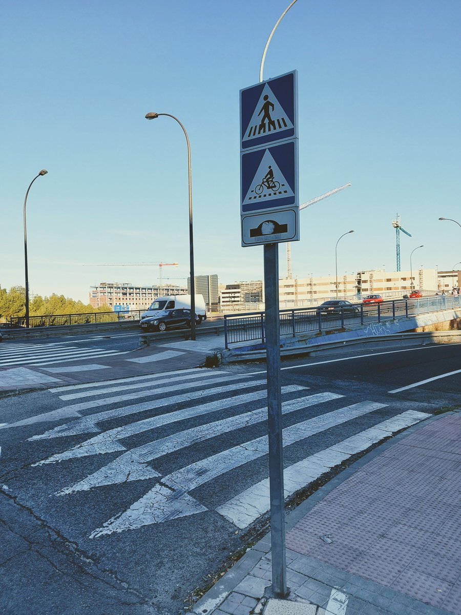 Getafin's tweet photo. los tienes con la marca vial a la mitad, o los que desembocan en un Paso de Peatones o incluso los que te avisan mediante señal vertical de Paso para Ciclistas y éste NO EXISTE !!. Venga @aytogetafe, que tú puedes, campeón !! https://t.co/qqpz2pCYY3