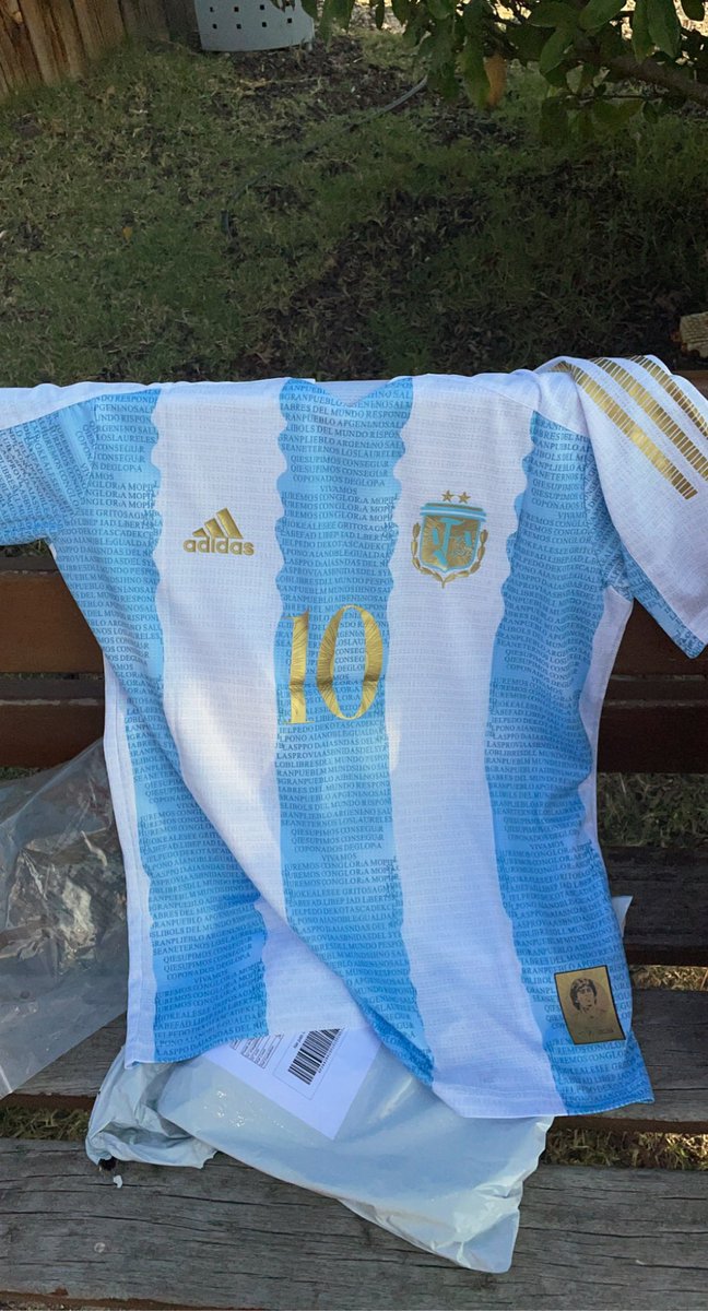 basilebilo's tweet image. Pour finir cette soirée de légende petit cadeau d'un maillot légendaire car l'OM finalement c'est pas un peu l'Argentine ? ⚪🔵

Vous connaissez la démarche :

 Rt + follow @basilebilo et @UsineMaillot 

Pour tenter de remporter le maillot de l'Argentine collector 🌟🇦🇷

#TeamOM