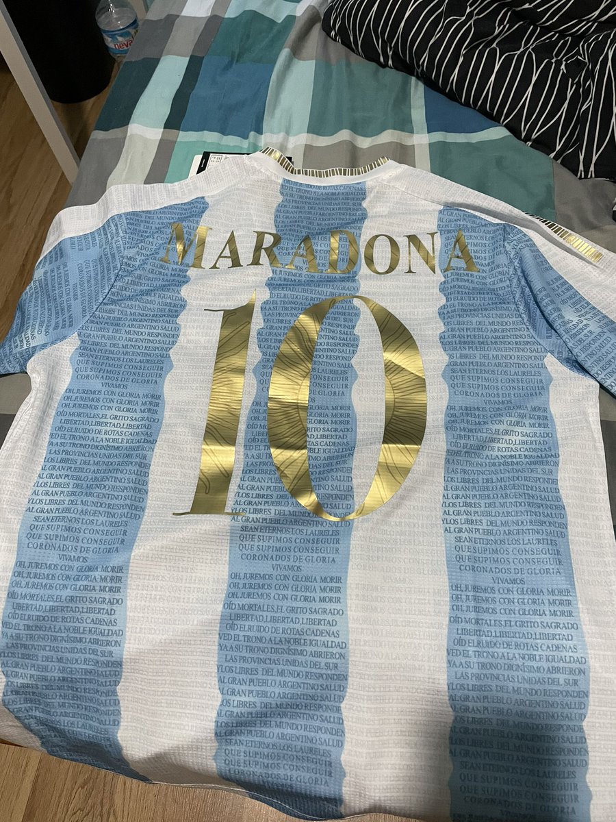 basilebilo's tweet image. Pour finir cette soirée de légende petit cadeau d'un maillot légendaire car l'OM finalement c'est pas un peu l'Argentine ? ⚪🔵

Vous connaissez la démarche :

 Rt + follow @basilebilo et @UsineMaillot 

Pour tenter de remporter le maillot de l'Argentine collector 🌟🇦🇷

#TeamOM