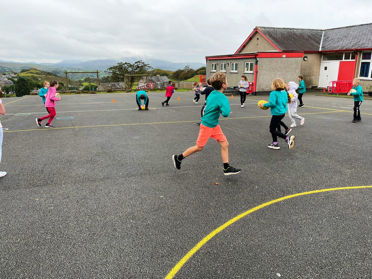 urddmeirionnydd's tweet photo. Prynhawn gwych o wersi rygbi yn @Ysgol_Manod  heddiw ‘ma 🏉🏉😀

🟢🔴⚪️ https://t.co/G22FKUT6m2