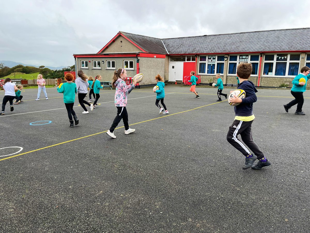urddmeirionnydd's tweet photo. Prynhawn gwych o wersi rygbi yn @Ysgol_Manod  heddiw ‘ma 🏉🏉😀

🟢🔴⚪️ https://t.co/G22FKUT6m2