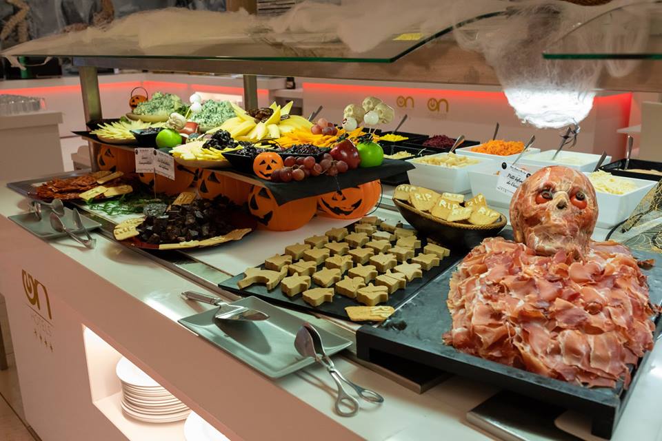 ONHotelsOcean's tweet photo. ¡Vuelve nuestro #ONWeekend #Halloween! 🎃⚡😈👻
Te esperamos con nuestras míticas Cenas Temáticas, fiestON el sábado en Moon Club decoraciON terrorífica, regalos y mucho más‼
☎ 959 779 090 - 959 871 792.
📲 WhatsApp: 673979815
📧 reservas@onhotels.es
🌐 https://t.co/grBK0Ygxm0 https://t.co/g6TXTcsvhm