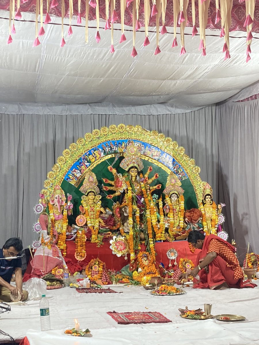 KavyaWahi's tweet photo. Managed to not miss the ritual! 
#DarshanDay #DurgaAshtami #DurgaPuja #DurgaPuja2021 https://t.co/dsF7IvC9X1