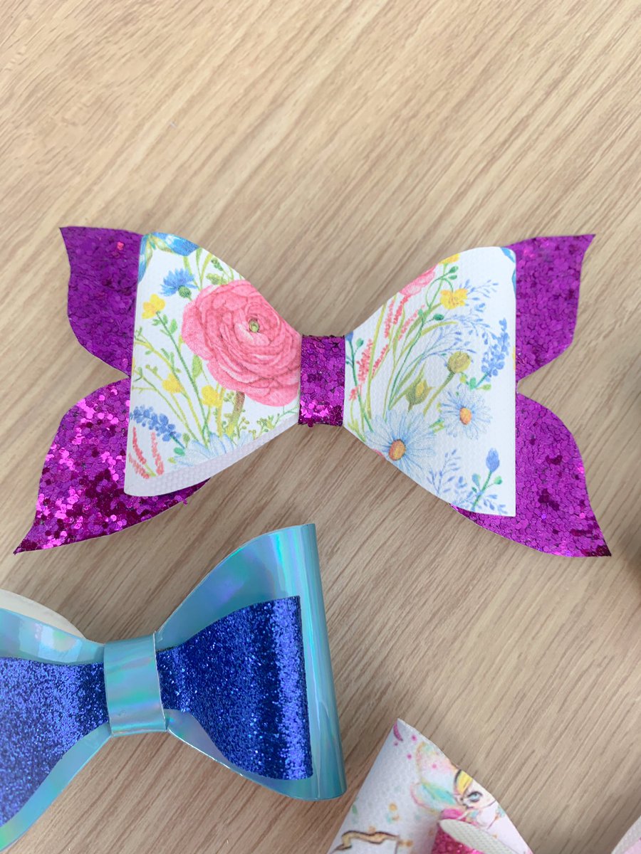 AndrePpBn's tweet photo. ๐๐ mixing colours and different vegan leathers to create unique hair bows ๐๐ #autumnvibes #bowbox #handmade #crafter #onlineshopping @AndreaB61534390 #vegan https://t.co/PV2ObHLjwX
