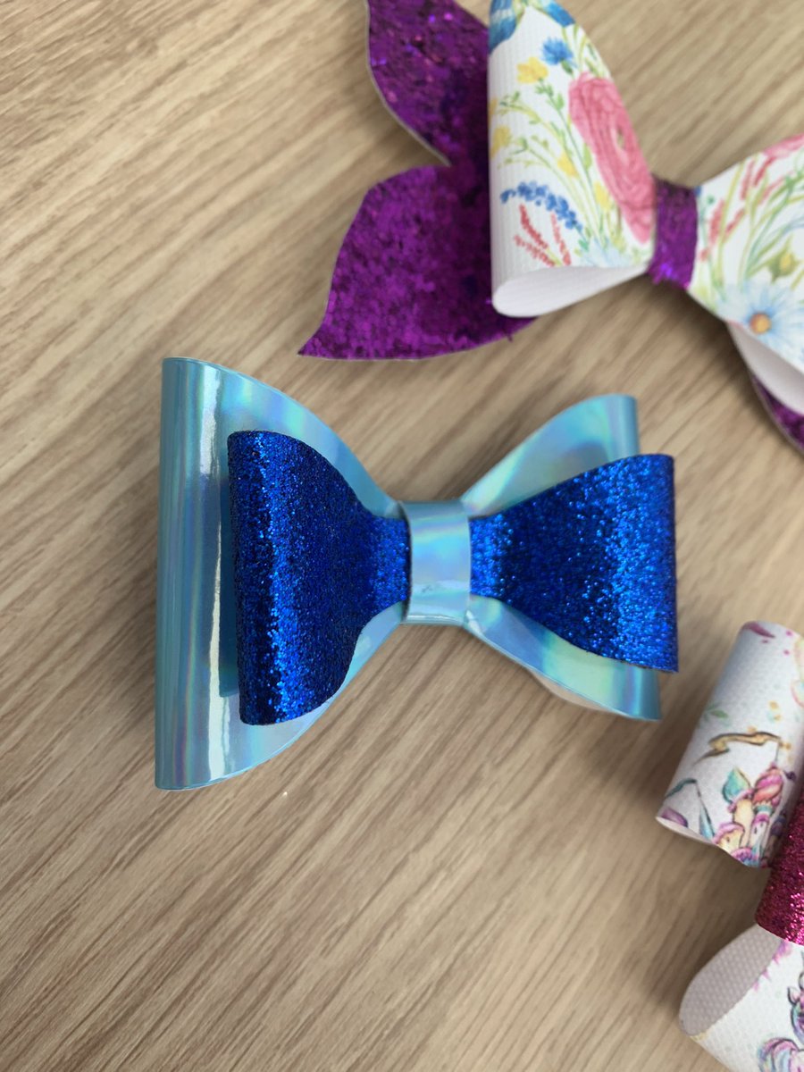 AndrePpBn's tweet photo. ๐๐ mixing colours and different vegan leathers to create unique hair bows ๐๐ #autumnvibes #bowbox #handmade #crafter #onlineshopping @AndreaB61534390 #vegan https://t.co/PV2ObHLjwX