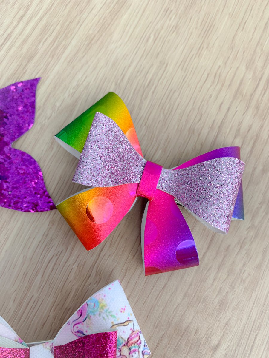 AndrePpBn's tweet photo. ๐๐ mixing colours and different vegan leathers to create unique hair bows ๐๐ #autumnvibes #bowbox #handmade #crafter #onlineshopping @AndreaB61534390 #vegan https://t.co/PV2ObHLjwX