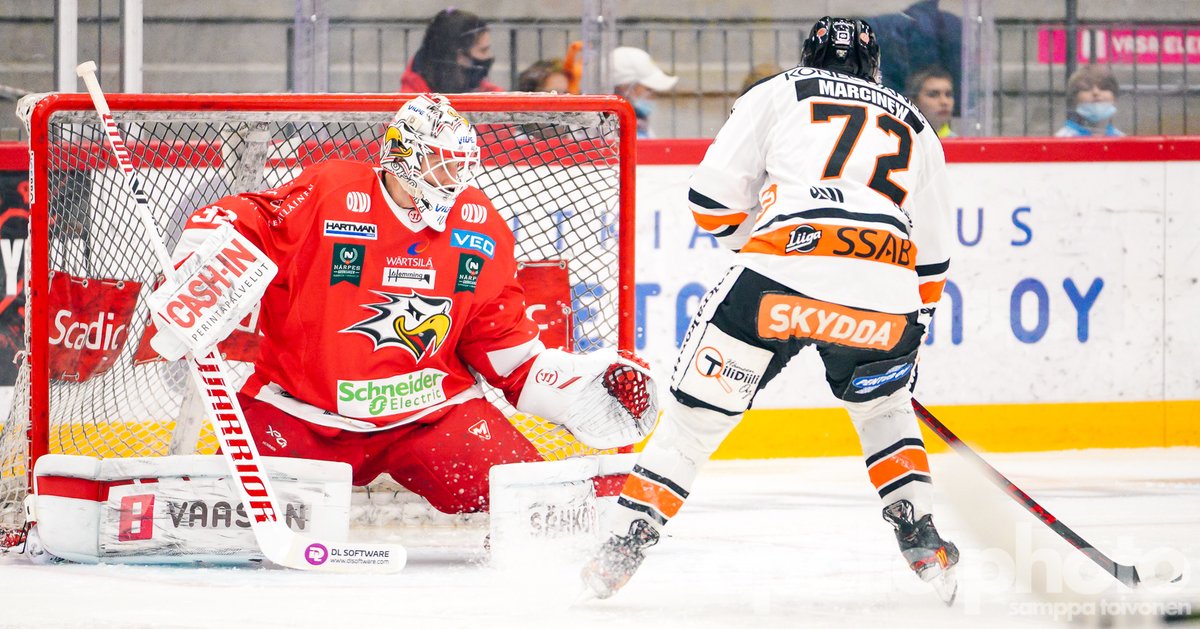APhotoOffic's tweet image. Seitsemättä kotivoittoa putkeen kuluvan kauden @smliiga:ssa ei tullut #vaasa:ssa kun @Pallokerho kävi @VaasanSport:in vieraana.

Kuvat: @stoivonen 

#staytuna #4shots #urheilukuvaus #sportsphotography #gamedayphotos #apollophoto #liiga #vaasansport #hpk #hockeyphotos #sonyalpha