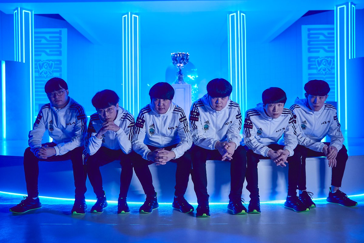 lolesports's tweet photo. Undefeated. #Worlds2021 https://t.co/FJpReAe215