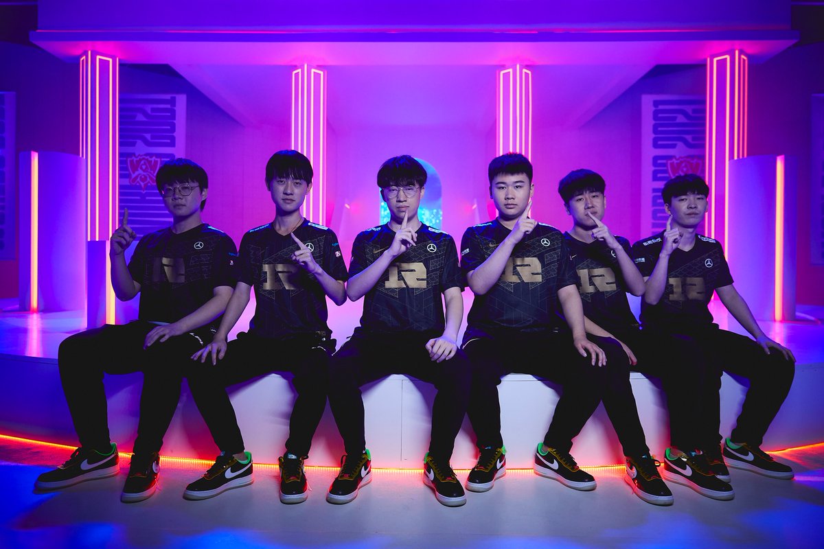 lolesports's tweet photo. Undefeated. #Worlds2021 https://t.co/FJpReAe215