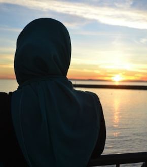 إِذا لم يكنْ مَعْنى حديثك لي يُدْرَى
فلا مُهْجْتيِ تُشْفىَ ولا كَبدي تُروَى
نَظرتُ فلم أنْظر سِواكَ أحبُّهُ
ولَولاكَ ما طَاَب الهَوى لِلَّذي يَهوى
ولَّما اجْتلاَك الفكرُ في خَلوة الرّضا
وغيّبت قال الناس ضَلت بي الاهْوا
لَعمرُك ما ضَلَّ المحبُّ وَما غَوى

#الششترى