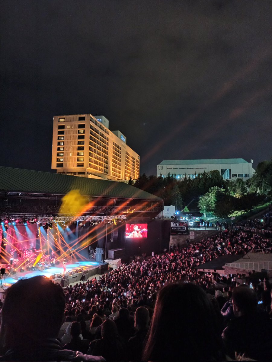 Yıldız Tilbe ışığı her yeri 
aydınlatıyordu⭐❤️ <a href="/YildizzTilbee/">Yıldız Tilbe</a>