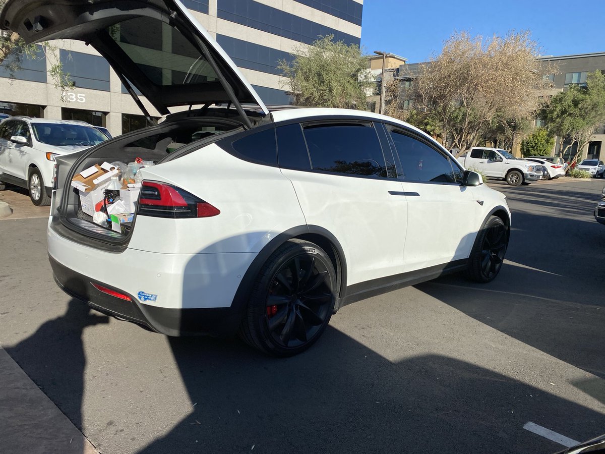 TTeslees's tweet photo. Thanks to #Tesla #MobileService technician Ernie for replacing my 12V battery today!!!  Was told they’re starting to use #ModelX for more storage. #P100D https://t.co/ptlbqgsnWH