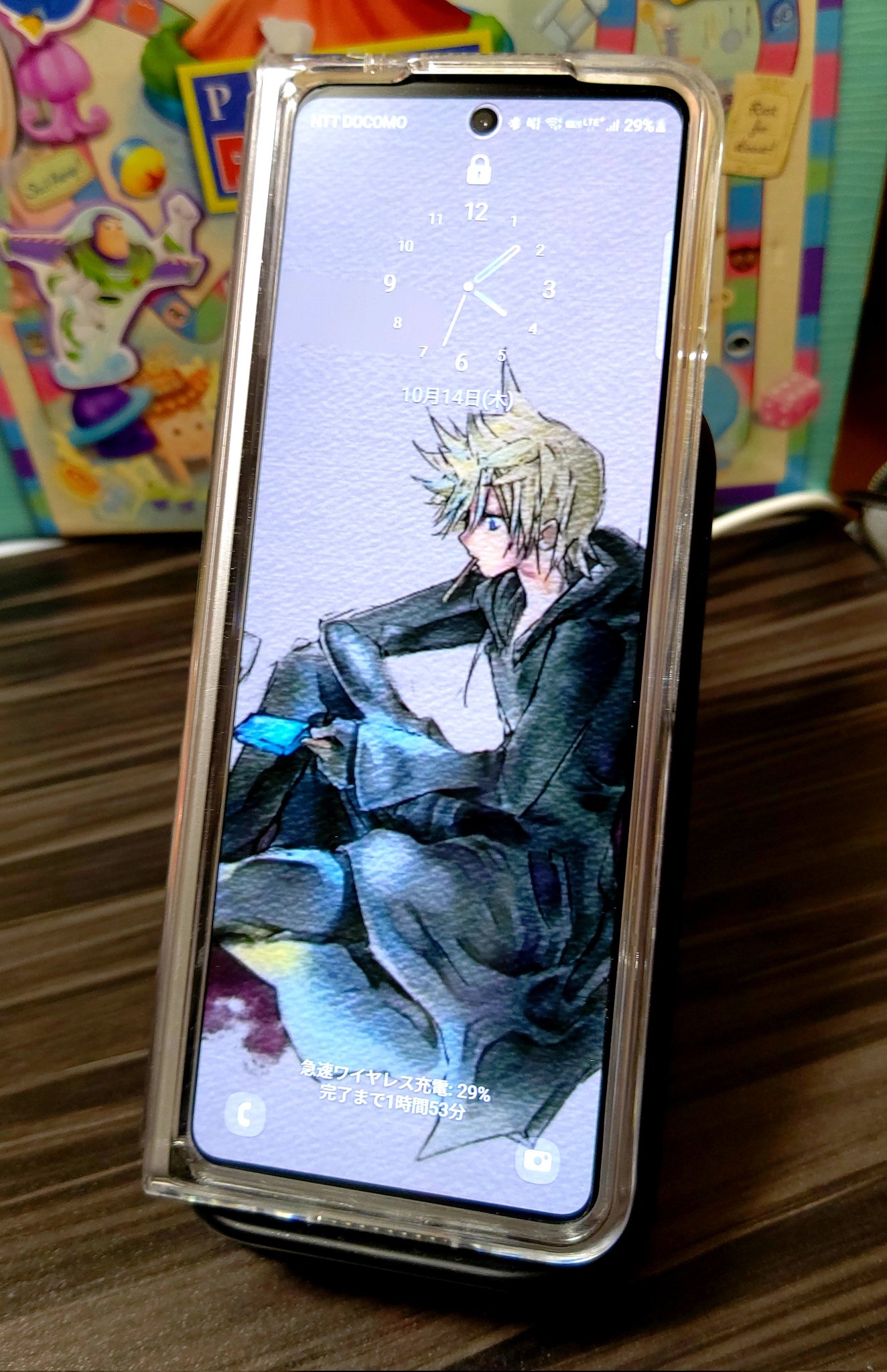 アレコ Kh Roxas そう言えば 新しいスマホを買った Galaxyzfold3 壁紙はひと目で惚れたこのロクサス 絵のタッチ センスがバツグン 開くと何と シャドウが出てきます W 最高か 裏はプリントシールを作ったので透明ケースとの間に挟みました笑