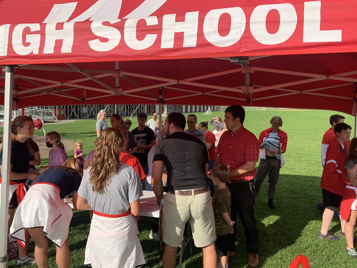 cate_pichany's tweet photo. The Fun Run is about to begin; let's go! #wcsdletsgo #xcrocks https://t.co/8HabXhMmTT