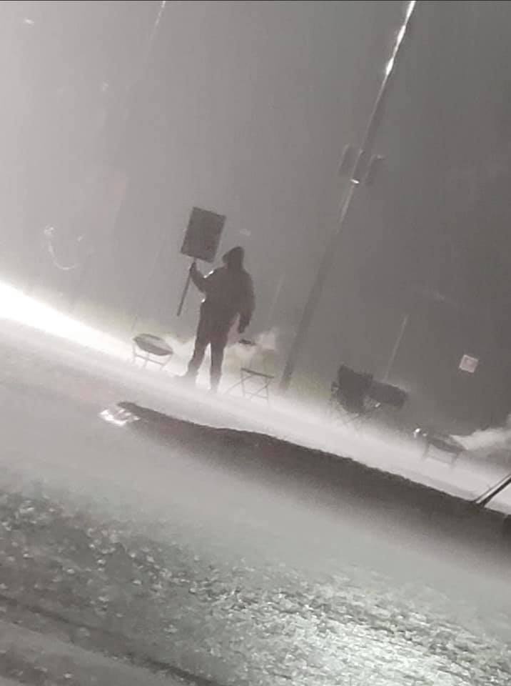 msainat1's tweet image. A Kellogg's worker on strike last night holding down the picket line through torrential rain in Omaha, Nebraska 

via @Kelloggstrike Facebook page
