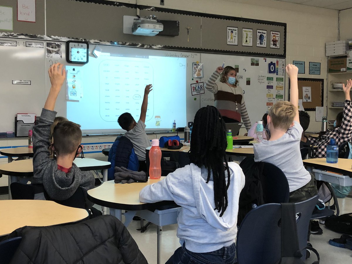 CarolynFluter's tweet image. The students are so excited to circle the adjectives on the whiteboard with @cass_nameth #grammarpractice #itsthelittlethings @RCSD_No81