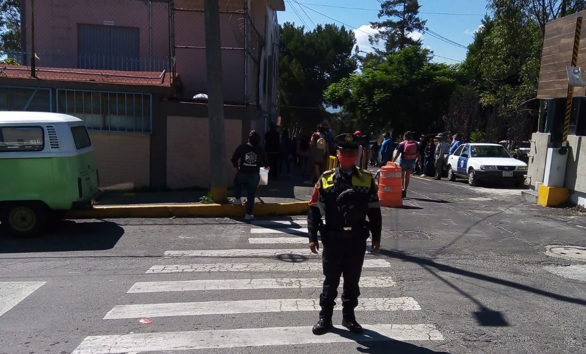 EnlaceTAguilas's tweet photo. Por toda la Calzdelas Águilas tenemos presencia de #Halcones @En_LasAguilas 
#Vecino no te estaciones en vía primaria Gracias @OVIALCDMX #Kronos5 🎖
@PORLASAGUILAS @LomaAguilassur @VillaVerdunAC https://t.co/6K4EO5SgC2