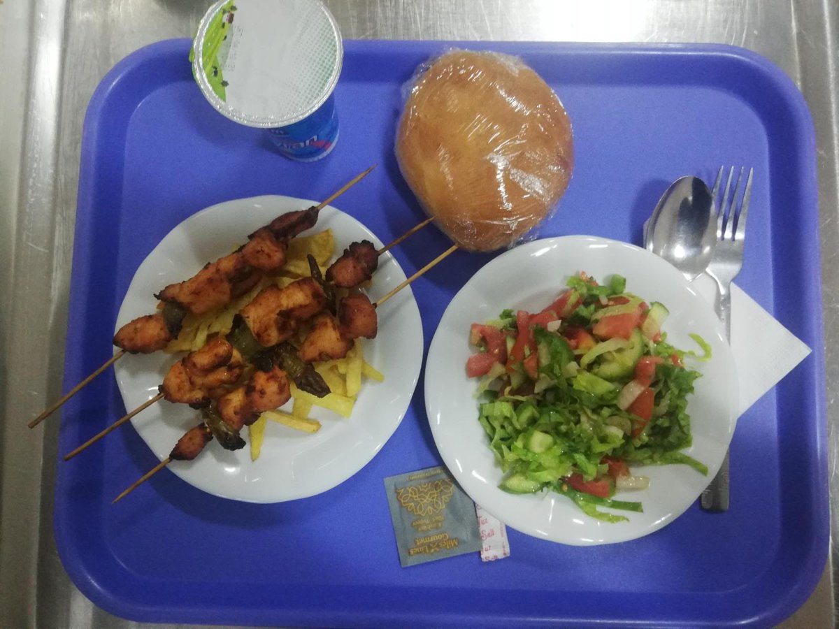 Bu Menü 1️⃣ TL… 👍👋

Gençlik ve Spor Bakanlığımız yurtlarında barınan öğrencilerimiz bu menüye sadece 1 TL ödüyorlar.

Devletimiz Var Olsun…🇹🇷💪🏻