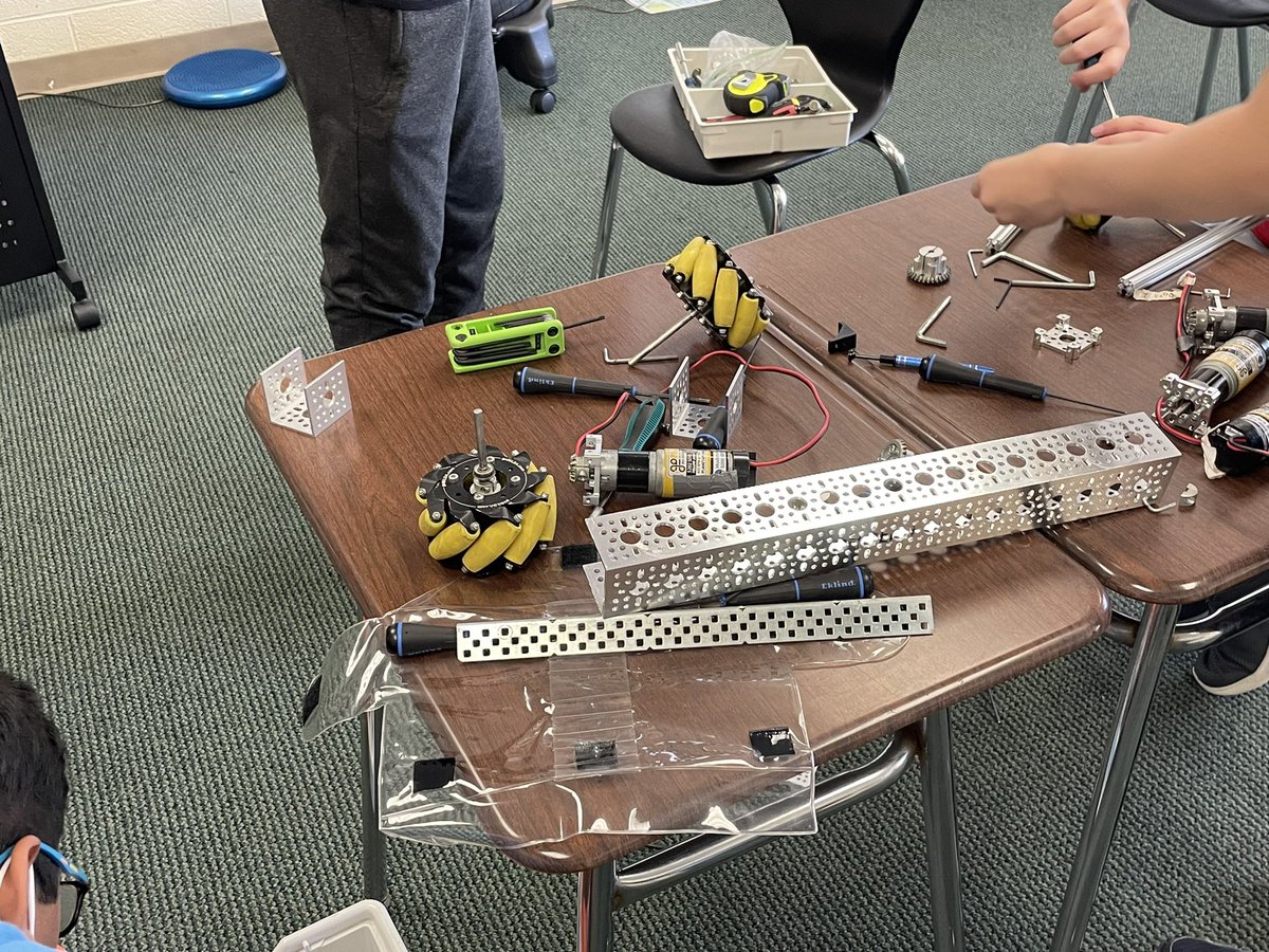 GoldenGeeseBots's tweet photo. Building team was hard at work last meeting!! #robotics #technology #firstfoward @FTCTeams @FIRSTweets https://t.co/kixSc1bVt3