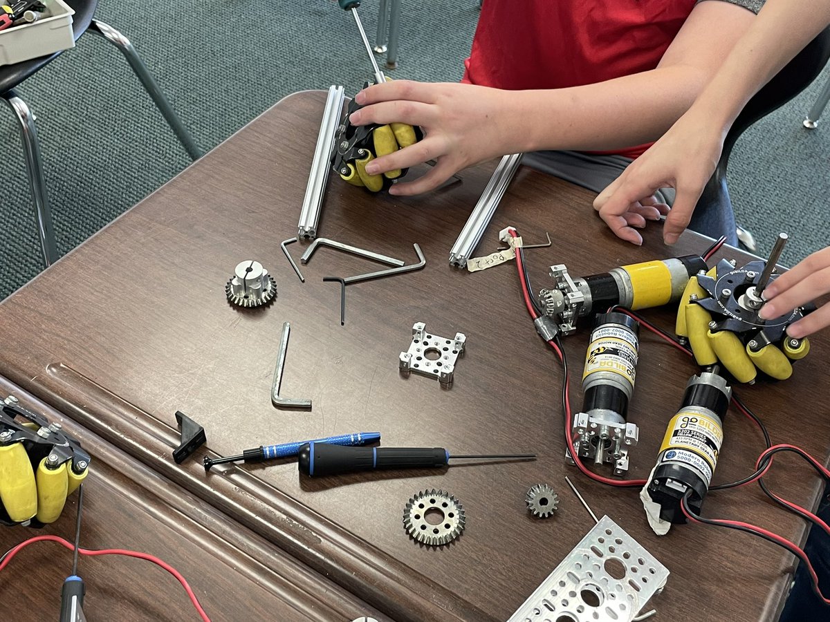 GoldenGeeseBots's tweet photo. Building team was hard at work last meeting!! #robotics #technology #firstfoward @FTCTeams @FIRSTweets https://t.co/kixSc1bVt3