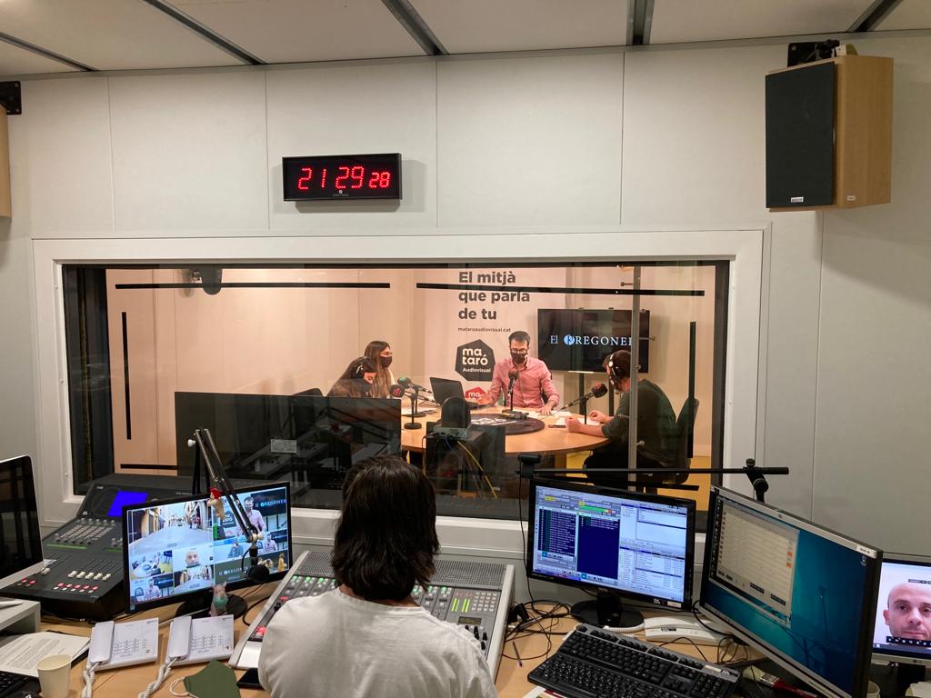 _ElPregoner's tweet photo. 📻Dimecres de #Pregoner! 
Estem en directe a @MatAudiovisual parlant de: 

🗂️Papers de Pandora amb @MartiFrancas
🇦🇹Dimissió de #Kurz amb @JordiA1980
🍻Preguntes existencials i batudes express amb @Laura_Fdz_Diaz
👑Joia de la Corona amb @laura_cera
💡Temps per tot amb @bertamab https://t.co/0jUh9BTkmy