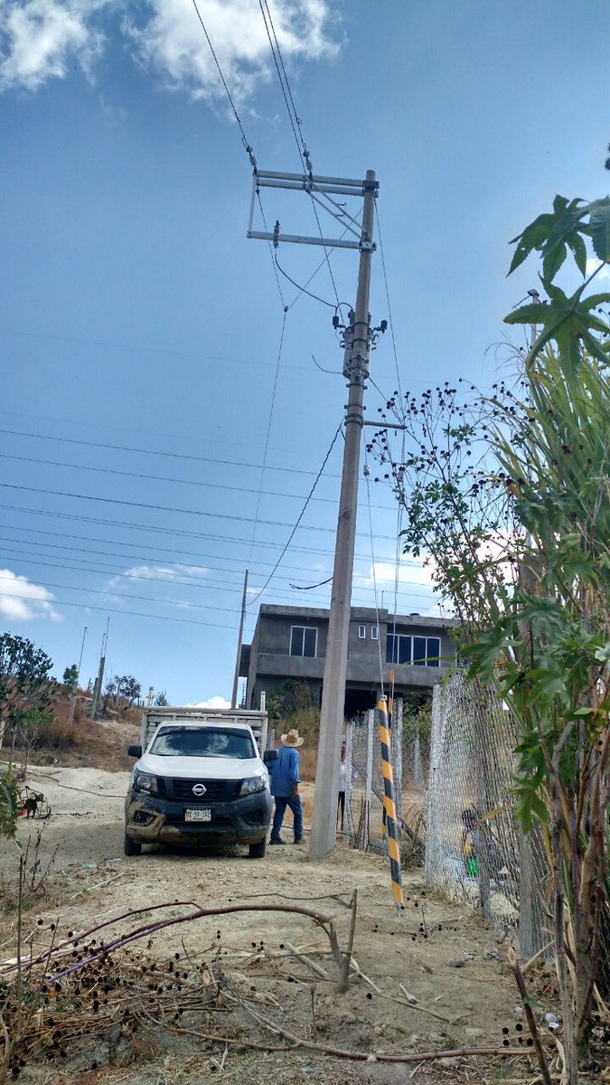 castulobreton's tweet photo. Trabajamos por el bienestar y desarrollo social de las familias zaachileñas.
Les comparto la obra que realizamos en la Colonia Los Pinos para beneficiarlos con la ampliación de la red de energía eléctrica, donde se instalaron ocho postes y un transformador. https://t.co/5MzNbgdlsi