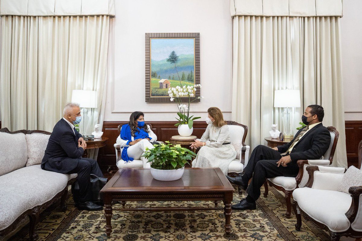 ViceRDo's tweet photo. Seguimos realizando encuentros a favor de la salud colectiva.
Hoy recibimos al Dr. Arthur Mikaelian, la Dra. Ana Rodríguez y el Ing. Nelson Fernández, con quienes conversamos sobre proyectos médicos novedosos que impulsarán el sector salud.
#ViceRDo https://t.co/sKjyxYOyGP