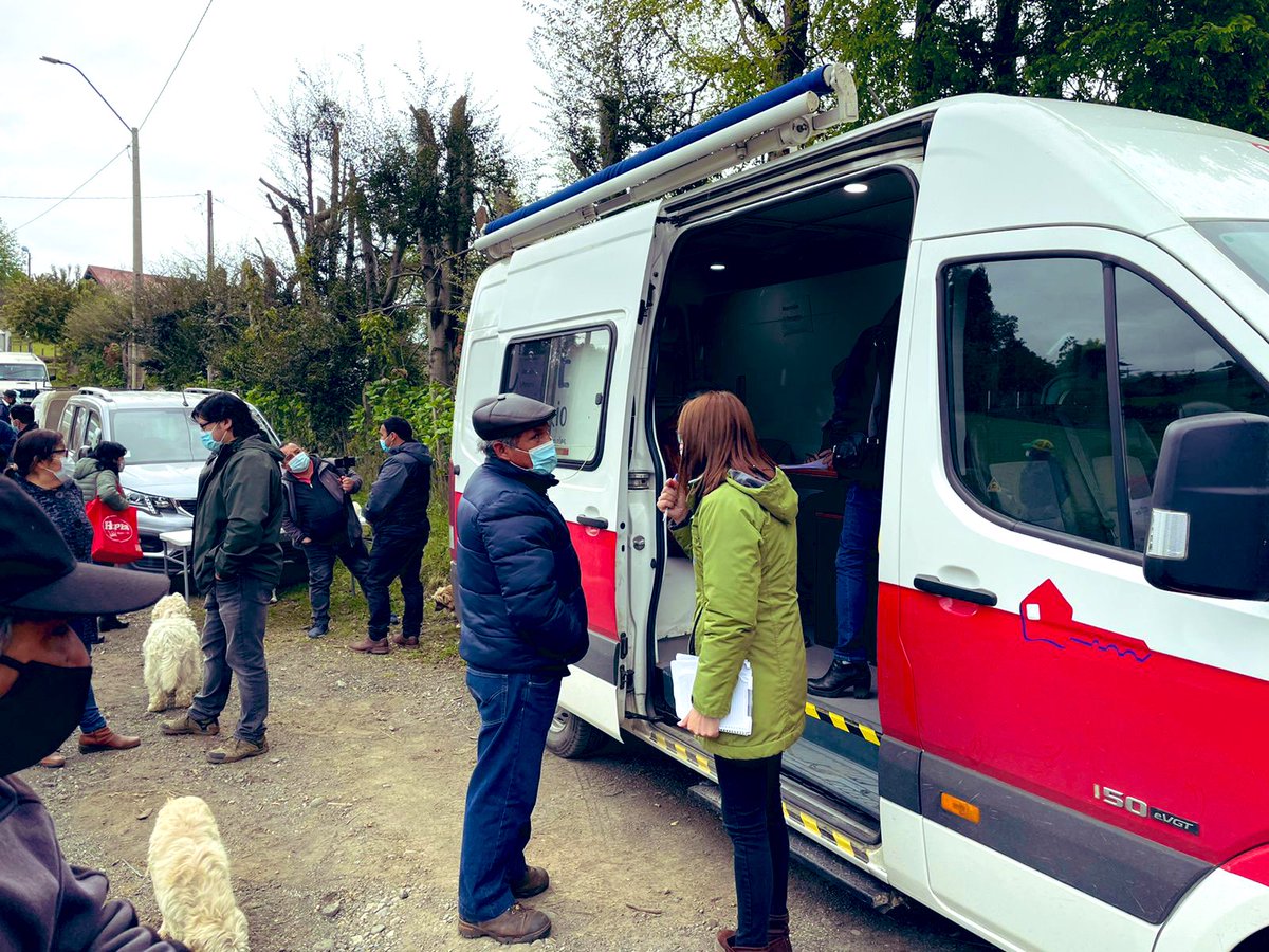 LosRiosBBNN's tweet photo. Hoy la oficina móvil de @LosRiosBBNN visitó la localidad de #Illahuapi en #LagoRanco para atender diversos requerimientos de regularización de títulos de dominio de vecinos de la localidad. #ChilePropietario @Muni_LagoRanco https://t.co/MjCHaPtLps