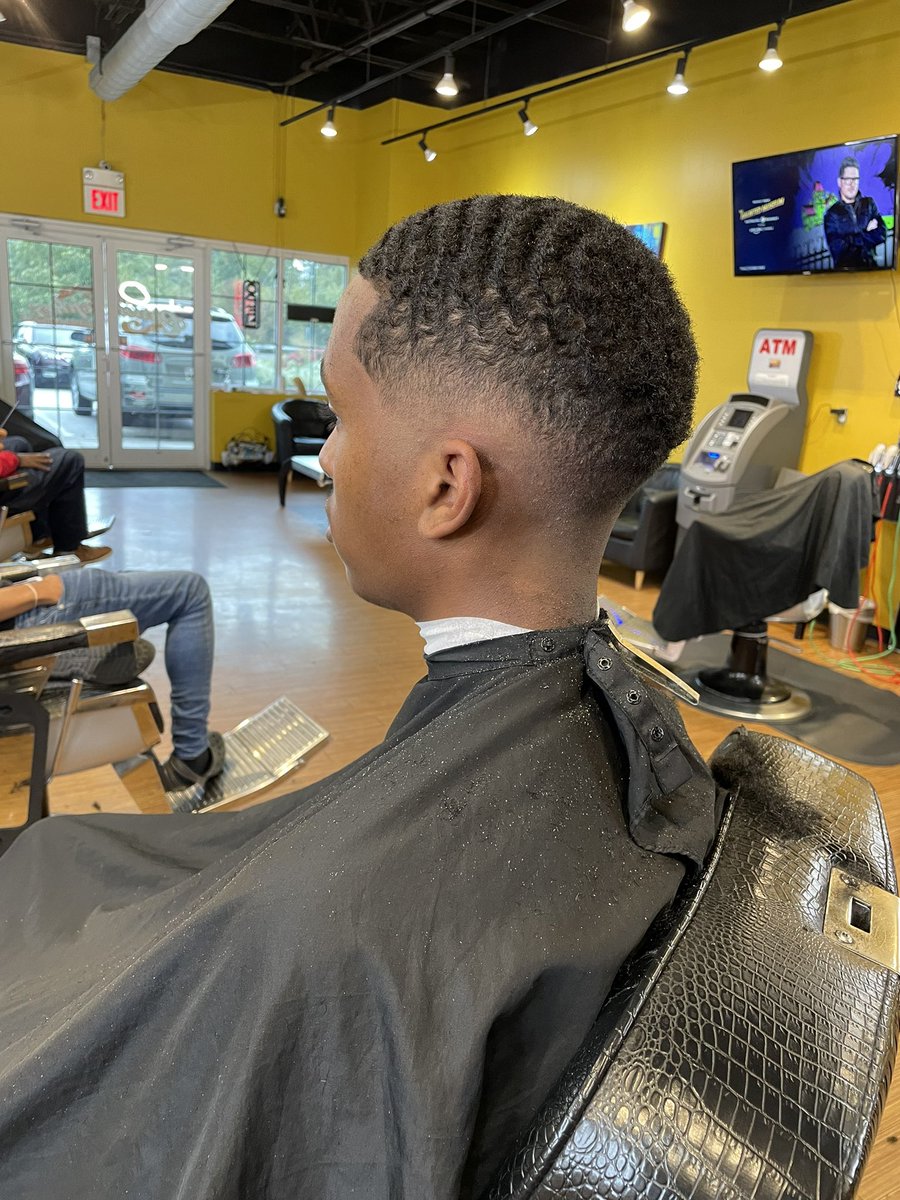 ceejm01's tweet image. I’m a 19 yr old barber 💈 in the dmv, currently in the Elkridge area. I’m looking for more support and more clients. I do house calls also. My instagram is cjm2x. Anything could go a long way. This is me, my dream, my passion. Thankful for your time and just reading this. Bless!