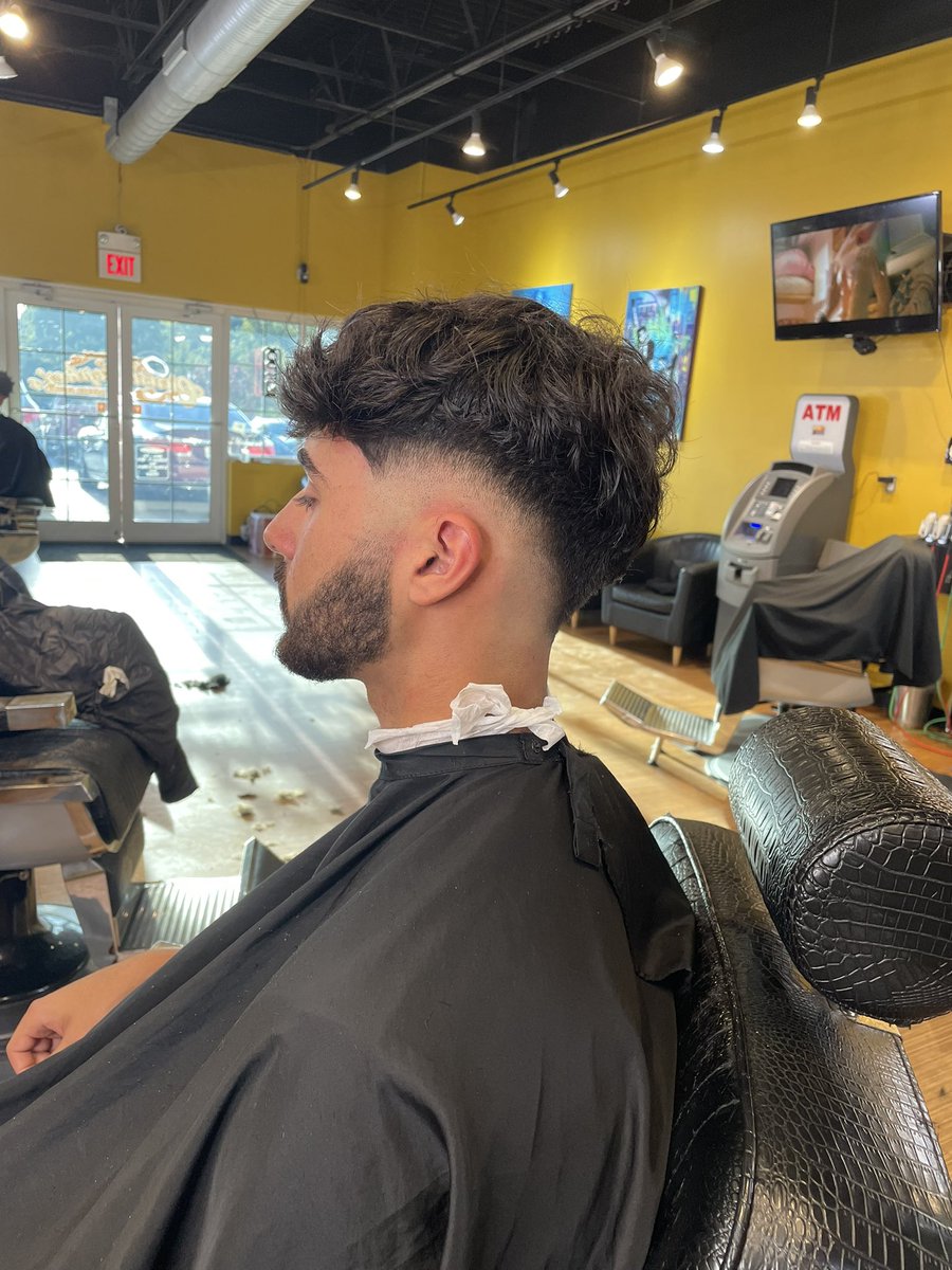 ceejm01's tweet image. I’m a 19 yr old barber 💈 in the dmv, currently in the Elkridge area. I’m looking for more support and more clients. I do house calls also. My instagram is cjm2x. Anything could go a long way. This is me, my dream, my passion. Thankful for your time and just reading this. Bless!