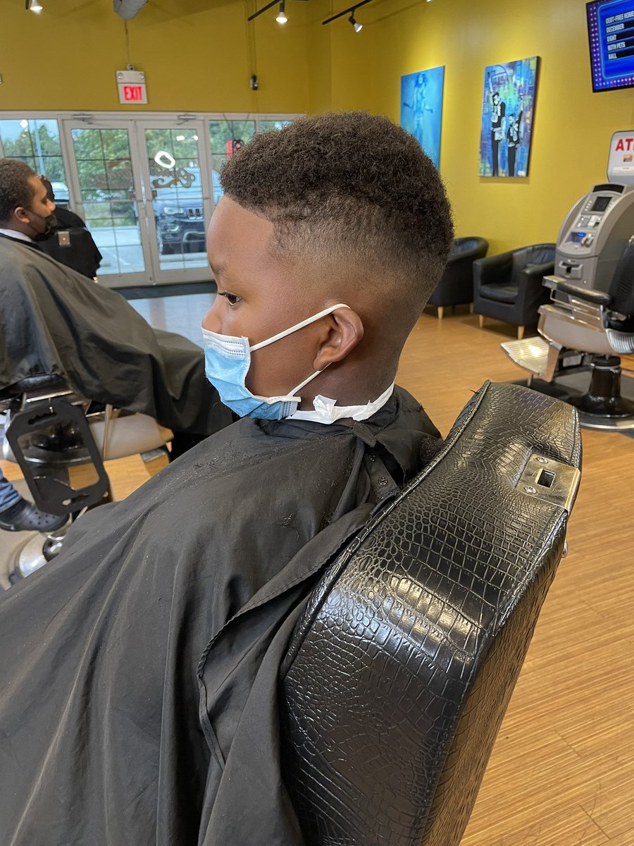 ceejm01's tweet image. I’m a 19 yr old barber 💈 in the dmv, currently in the Elkridge area. I’m looking for more support and more clients. I do house calls also. My instagram is cjm2x. Anything could go a long way. This is me, my dream, my passion. Thankful for your time and just reading this. Bless!