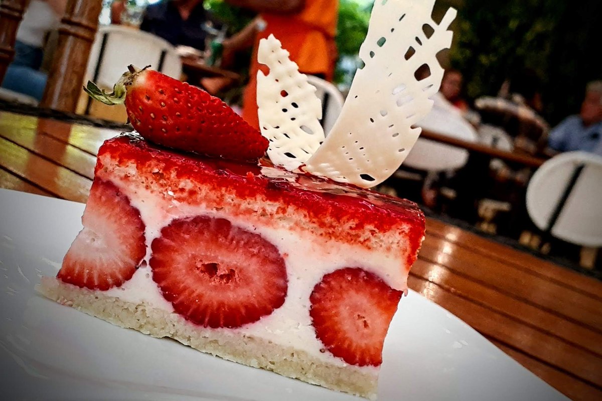 AnaVictoriaM1's tweet photo. ¡Y porqué no pecar, si es tan sabroso el hacerlo!
#Miercoles #Pastel #Fresier #Dulce #Fresas #Pecar #Comerdulce https://t.co/YM3SGmxcrA