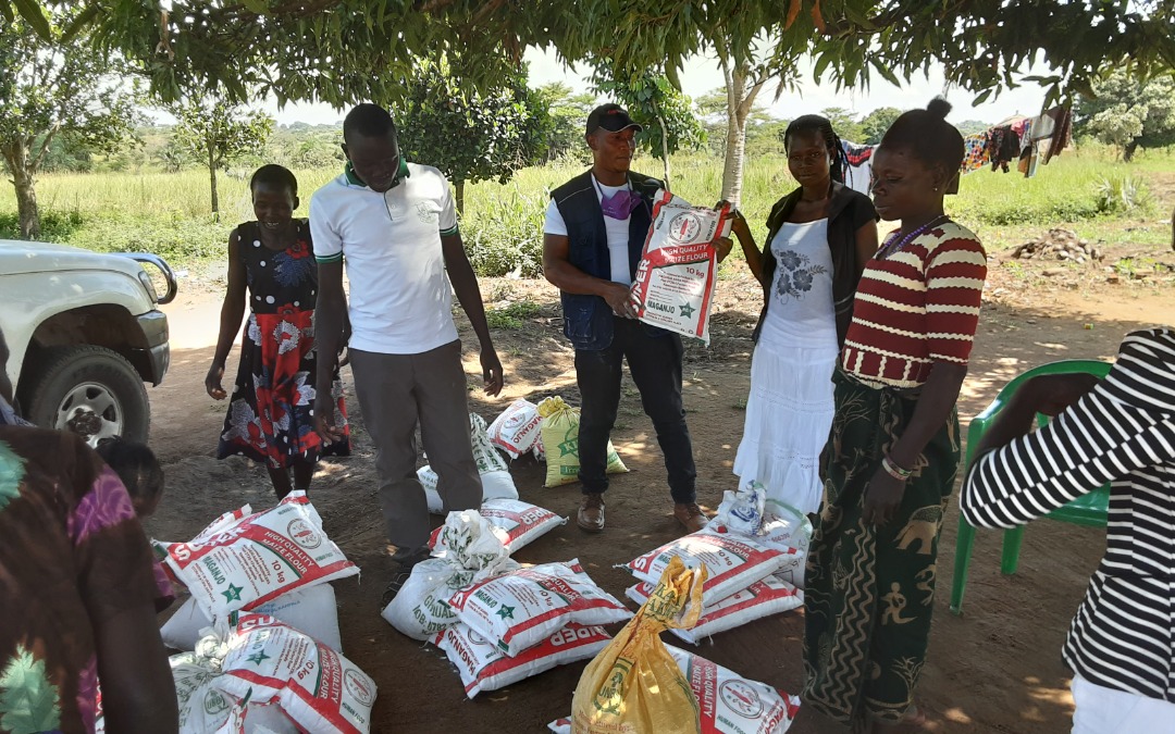 ChildVoice's tweet photo. The team in Uganda distributed beans, rice, &amp; cassava flour to former graduates, students in the refugee settlement, &amp; elderly in the community who have been struggling under the lockdown. Thanks to everyone who helped us raise funds to bring in these food supplies!
#foodshortage https://t.co/2i7CRjnVwn