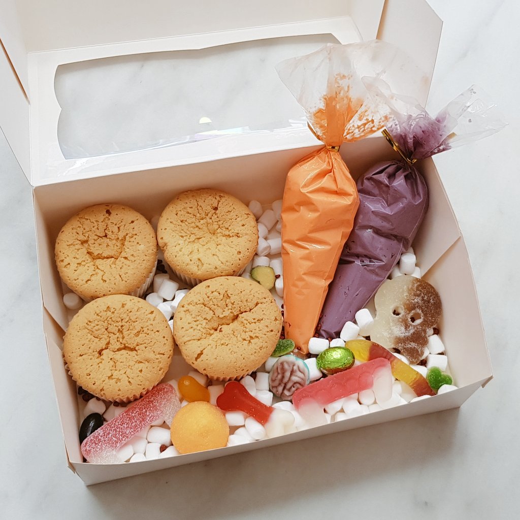 🎃Halloween Cupcake Kits🎃
Perfect for little ones (and big kids too 😉) Available to pre-order through our website emzcakes.com