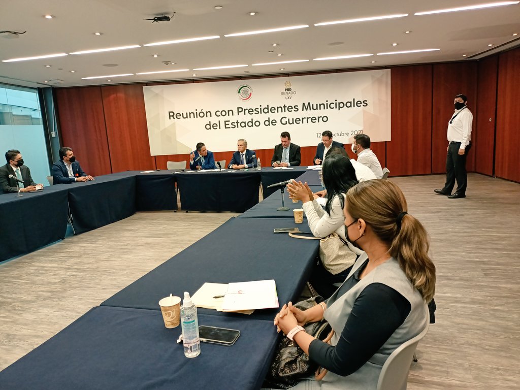 Es importante que la <a href="/Mx_Diputados/">H. Cámara de Diputados</a> sea una tribuna donde, a través de los legisladores, sean llevadas las voces de nuestros presidentes municipales, pero también es prioritario que nos puedan recibir en el <a href="/senadomexicano/">Senado de México</a> para compartirles las inquietudes de los ediles.