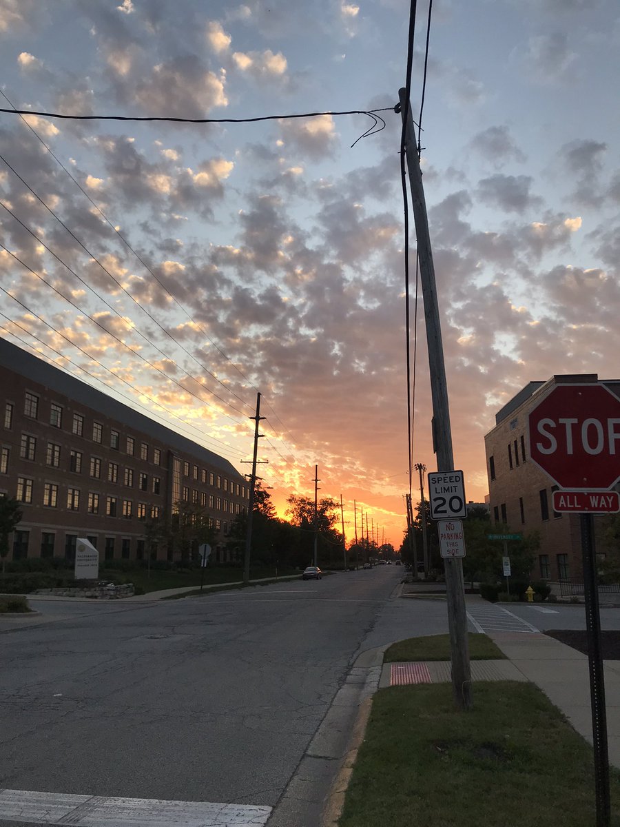 danielle_durak's tweet photo. #ValpoJournos
SCENIC SPOT 

“My favorite scenic spot is right outside Beacon hall. This spot has the best sunrises and sunsets.” - Victoria Bulhman https://t.co/DAmpNqGVAi