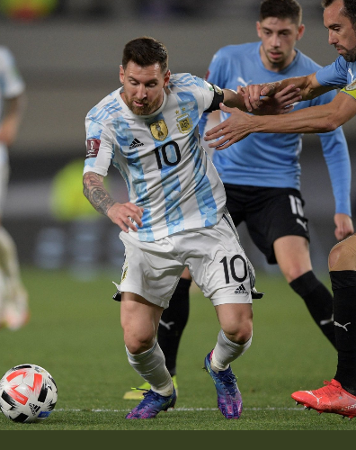 Lamarquesa314's tweet photo. @LeoMessiFanClub VAMOS ARGENTINA! El equipo peruano ha sido entrenado por argentinos! Por eso es un rival dificil! Pero con garra y fuego de winners! Seguro haran un lindo partido! Vamos Messi! https://t.co/T4HohcEjDy