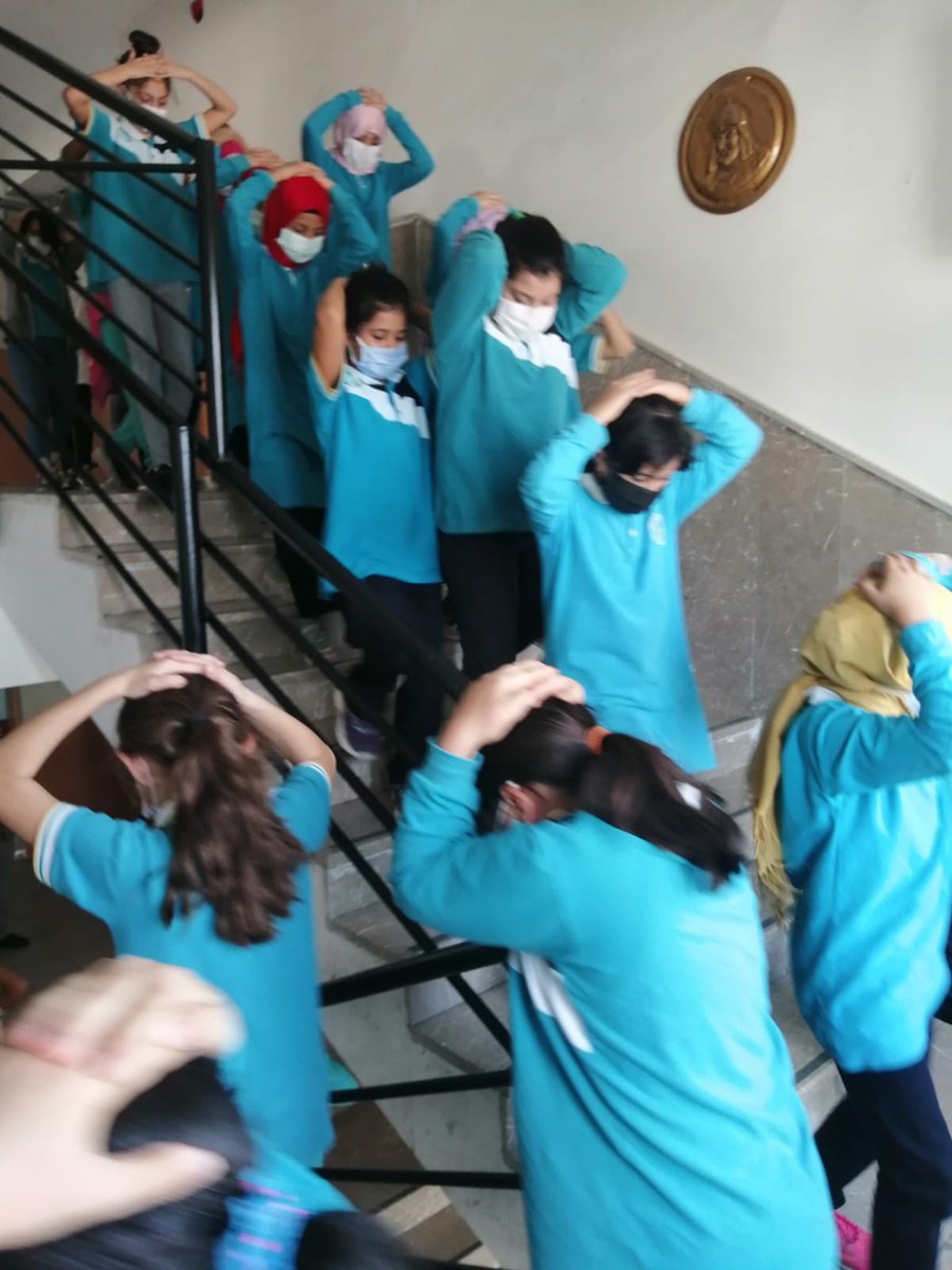 CSTuncayAtesiho's tweet photo. #değerkazandıranokulCİHO
13 Ekim Dünya Afet Risklerinin Azaltılması Günü dolayısıyla tüm personel ve öğrencilerimizin katılımıyla   afete hazırlık tatbikatı yapıldı.
Emeği geçen öğretmenlerimize teşekkür ediyoruz https://t.co/sCWJAFVpfF