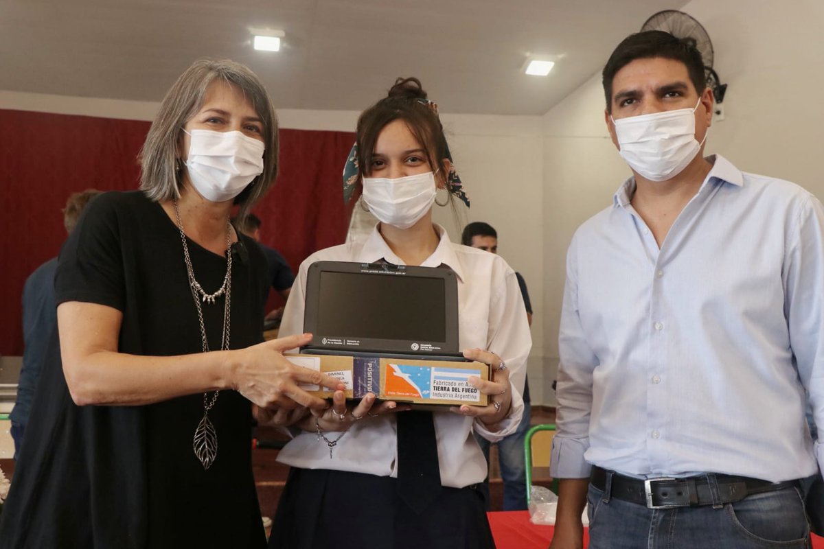 cngauto's tweet photo. Desde el @FRdelaConcordia consolidamos a través de políticas activas la educación técnica como ámbito de nuevos conocimientos y oficios.
Con @Arce_Carlos_ y la familia educativa entregamos en la EPET36, 80 netbooks, impresoras 3D, un tractor y herramientas a 15 escuelas técnicas. https://t.co/UW6WKCoyXC