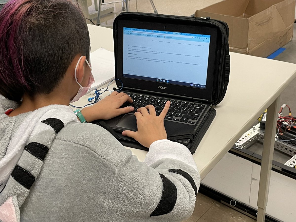 GoldenGeeseBots's tweet photo. Our programming leader was helping one of the 7th grade teams in our area last meeting! #robotics #robots #robot    #firstfoward #technology @FTCTeams @FIRSTweets https://t.co/wVZTrkVzUb
