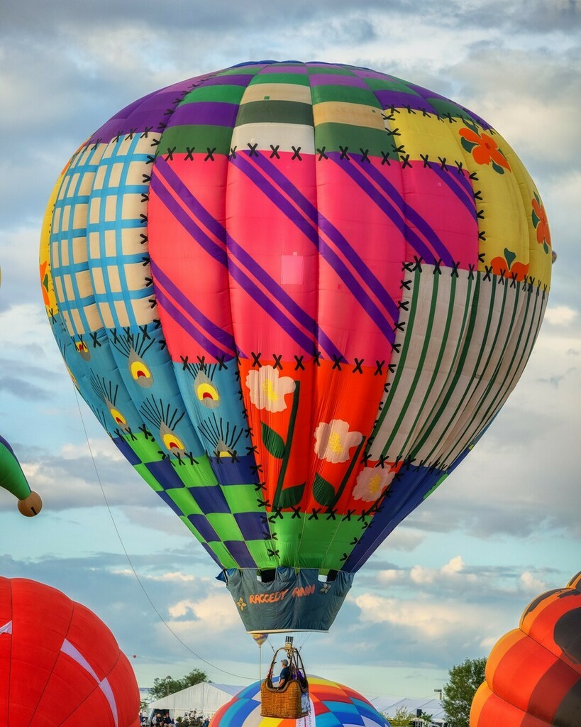 pocketmacro's tweet photo. Now that I'm back home, it is easier to go through photos 😁. Here are some more fun balloon pics from my time at the 2021 Balloon Fiesta in Albuquerque New Mexico!!
#pretty #TeamCanon #outdoors #fun #everythingabq #balloonfiestapark #newmexicolife … https://t.co/fO5wASplWe https://t.co/LQxJlfIp8D
