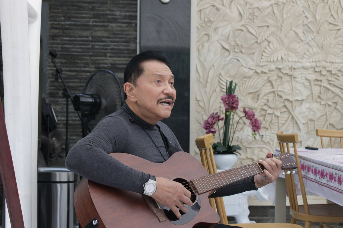 Hendropriyono67's tweet photo. Selamat pagi semua, semoga kalian tetap sehat selalu &amp; bahagia bersama keluarga, di sela kegiatan saya menyempatkan diri memainkan gitar kesayangan saya, untuk mengingat masa-masa lampau diiringi oleh lagu-lagu ciptaan saya, 

A.M Hendropriyono

#Indonesia #NKRIHargaMati https://t.co/Iu3oSDaazL