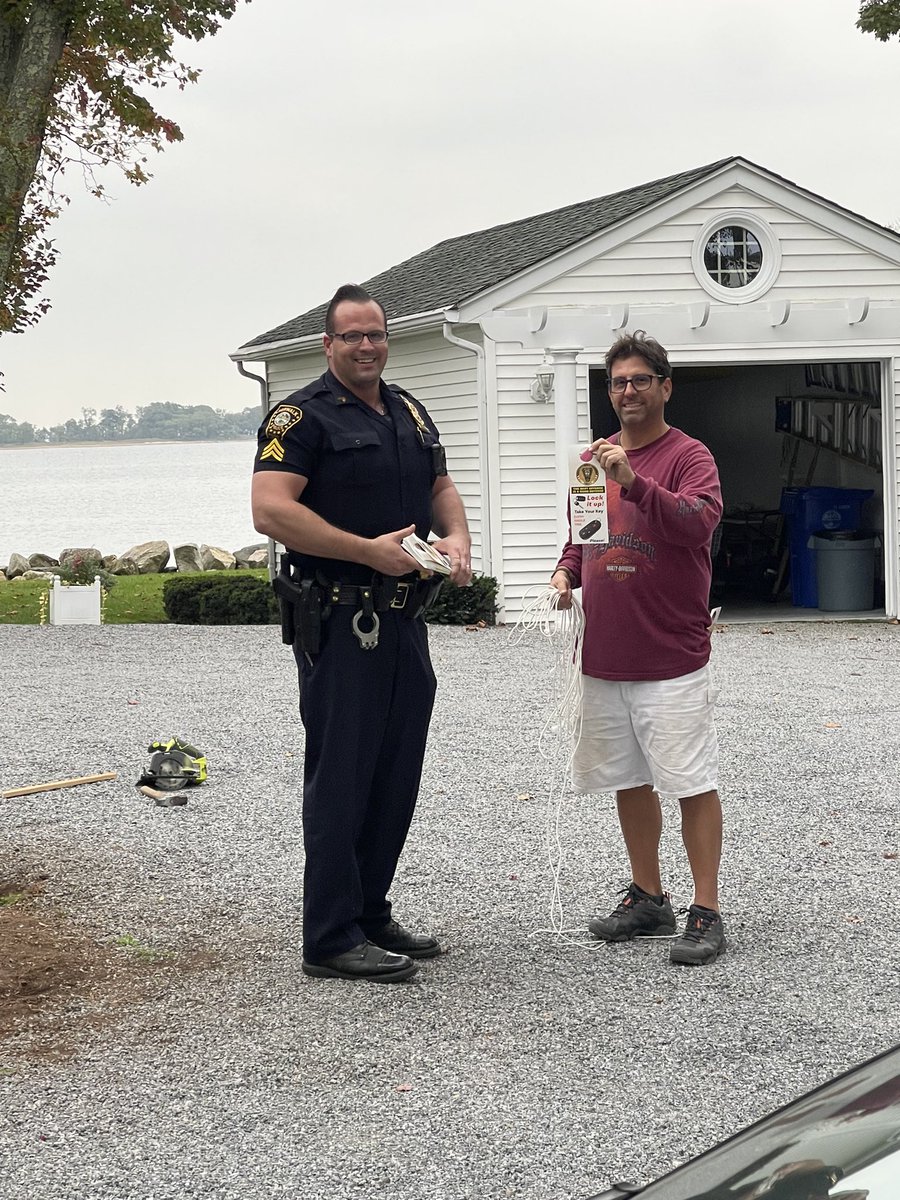 NorwalkCtPD's tweet photo. Officers conducting community outreach reminding residents to lock their cars and remove the key/fob. Working together to prevent car theft and burglary. #AutoTheftTaskForce @Norwalk_CT @TheHourNews @norwalkpatch @News12CT @ENNA06855 https://t.co/bppvFnqGiv