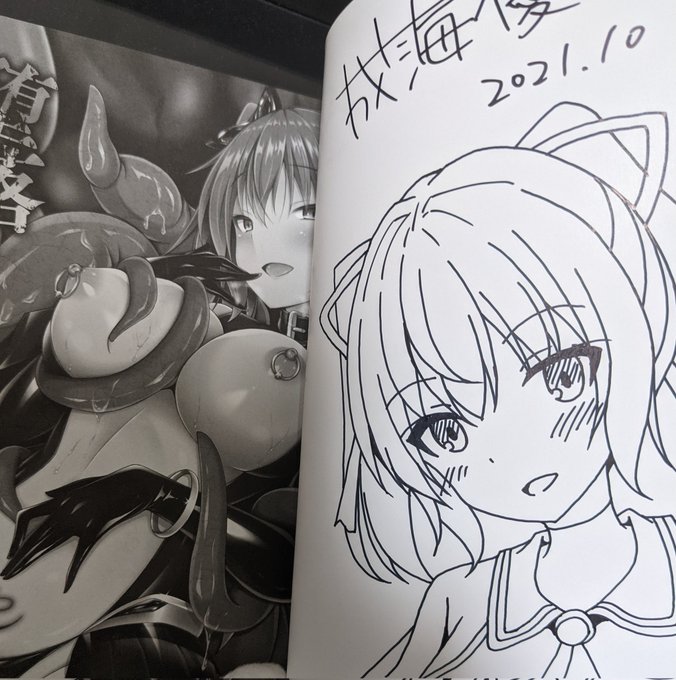 昨日はサイン本描いてました。
そのうち販売されると思うので決まり次第、また告知します。
折れ目つけずに絵描くのムズくて、毎回トレス台やら雑誌やらでいい感じに段差作って描いてますw
それでも変な姿勢で描くから肩こるけどw 