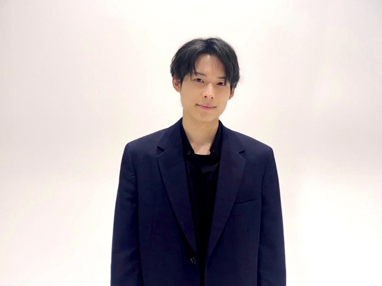 ユイライン こんな何の変哲もない衣装で何の変哲もない背景で何の変哲もなく立って微笑むだけで格好がつく松村北斗 顔がいい T Co L0r5fy2smd Twitter