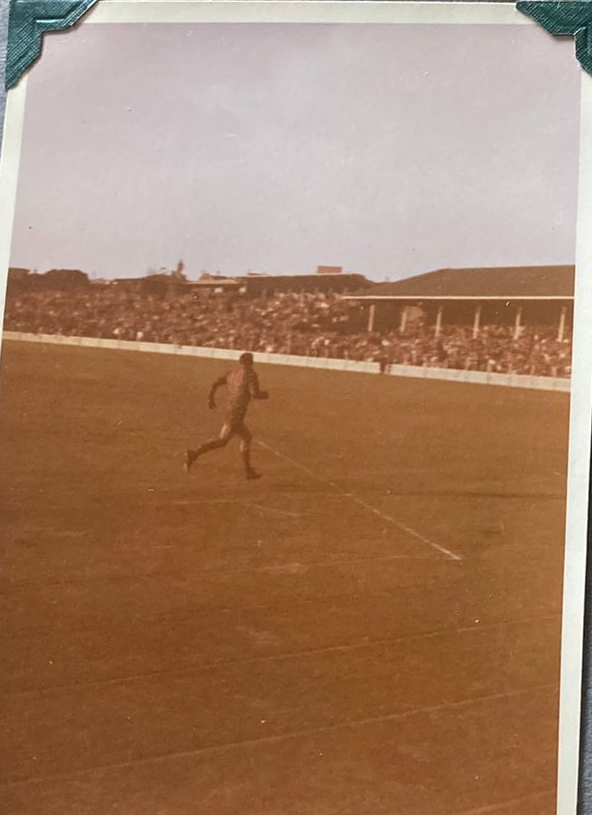 Mr2046's tweet photo. Here are my dad's photos from the 1962 Grand Final at the SCG, St George 9-6 Western Suburbs. 41,184 attendance. That's Norm Provan off on a solo victory lap in the 4th photo.

Please share with any old time footy lovers @NRL_Dragons @NRL  #Provan #RugbyLeague https://t.co/6dM9Tnrg0F