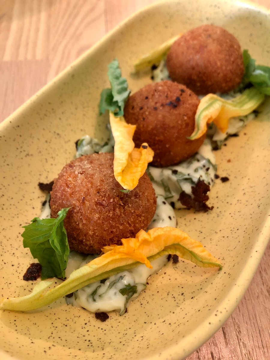 FoodandTravelMX's tweet photo. Estamos en el Mercado de Prado Sur, donde recién abrió sus puertas #local16, que busca romper el patrón de los restaurantes de Lomas de Chapultepec a través de un ambiente fresco y colorido. Tanto en desayunos como en comidas la propuesta es ligera y para todos los gustos. https://t.co/ehUFrQB7AW