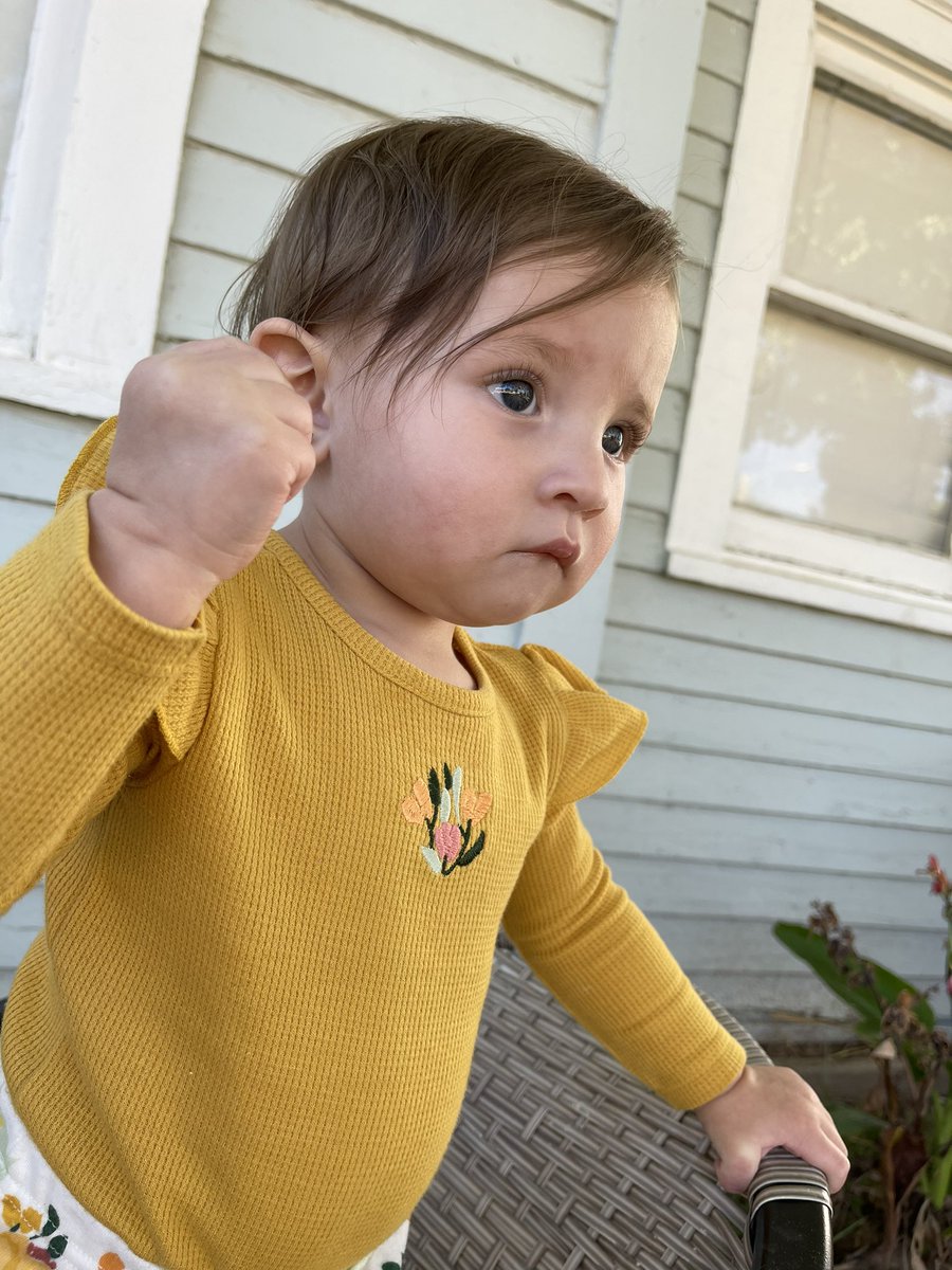 joceynicoleee's tweet photo. waving at every car that drives by the house.. https://t.co/K70AkWc8mB