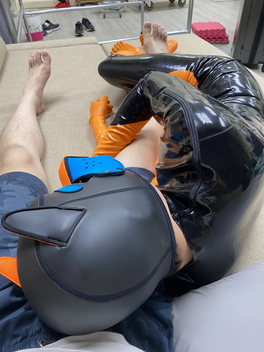 A friend of mine wanted to try latex catsuit. So I turned him into a cute rubber puppy. You are welcome :3

把對膠膠有興趣的朋友推坑成乳膠狗狗。不用客氣：3