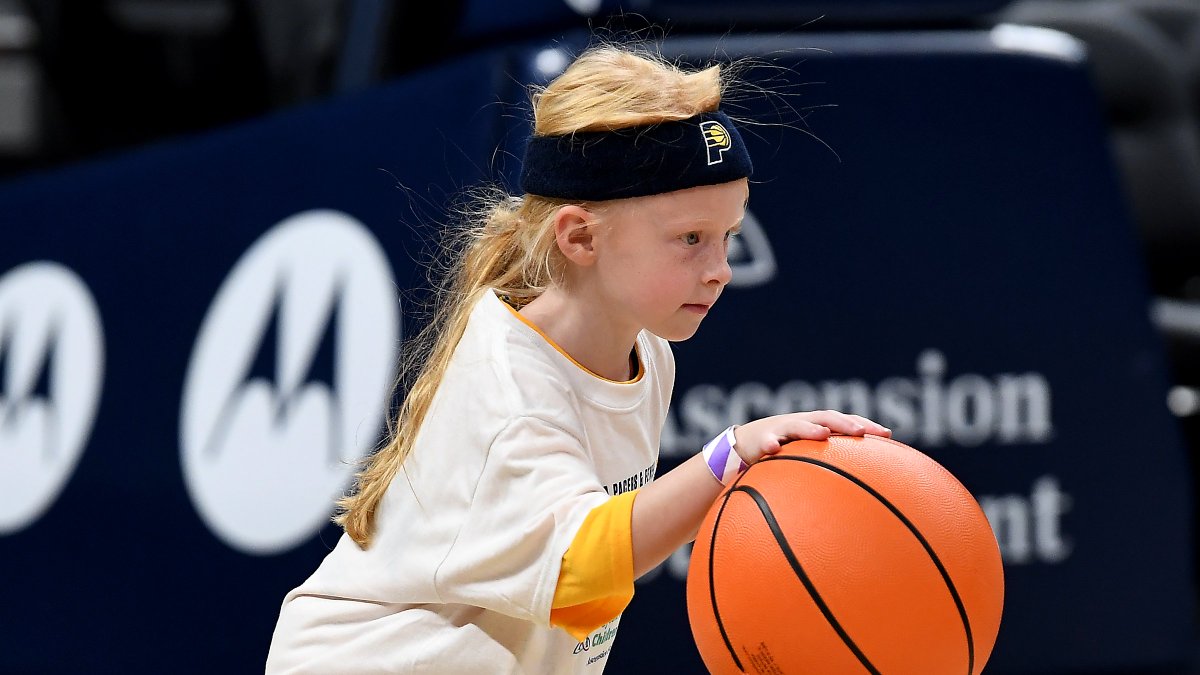 PacersSportsEnt's tweet photo. ππΎπππ: After FanJam this past Sunday, we hosted our #JrHoops clinic cared for by @PeytonChildrens as part of @jrnba week. @Pacers alum @Eddie_Gill4 showcased skills from shooting to free throws to defense. Look at that focus, grit & determination on these facesβΌοΈ https://t.co/93ddrKuS7t